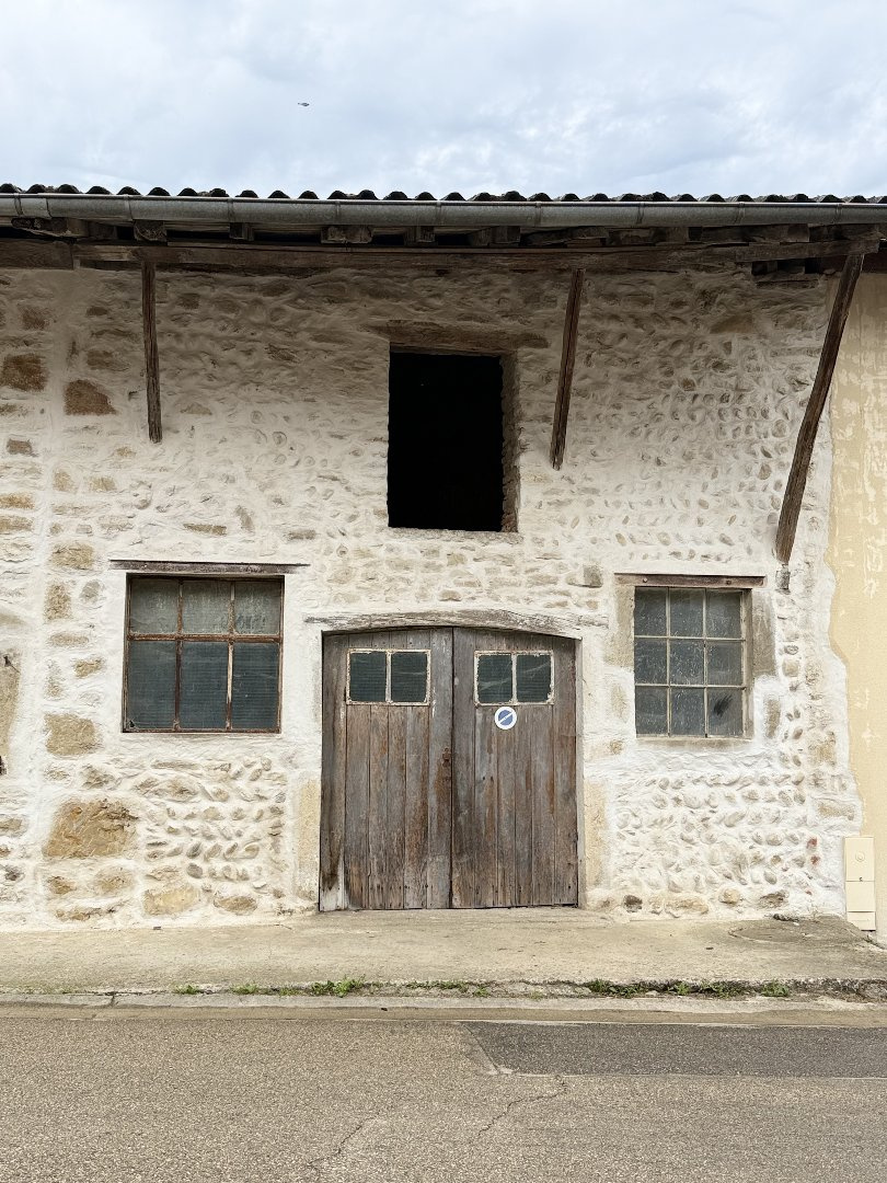 Immeuble à vendre à St jean le vieux, 100 m², 1 pièce – photo 1 sur 9